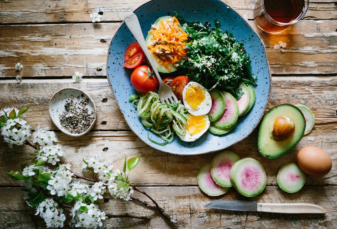 Persona che legge etichette nutrizionali
